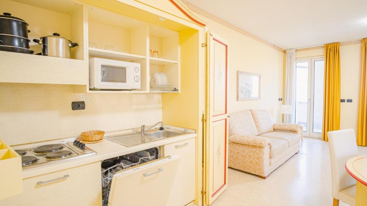 Relais Du Lac Village - Italian Homing デセンツァーノ・デル・ガルダ エクステリア 写真
